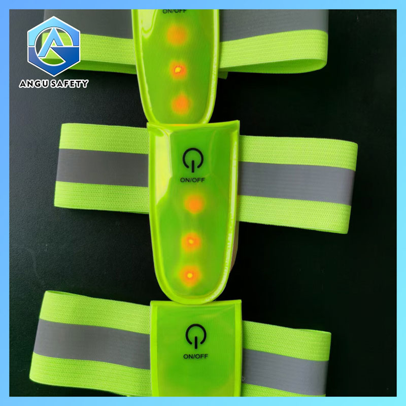 Deixe o clipe reflexivo LED da lâmpada da mochila iluminar sua linha de segurança na estrada noturna!